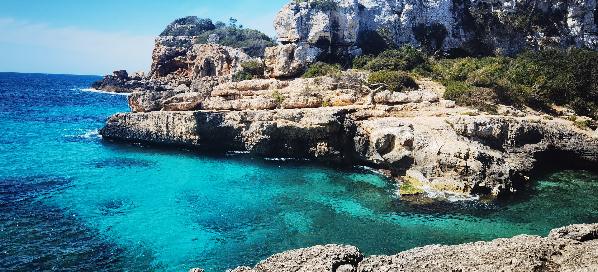 Falaises calcaires et eau turquoise du littoral de Santanyí, sud-est de Majorque