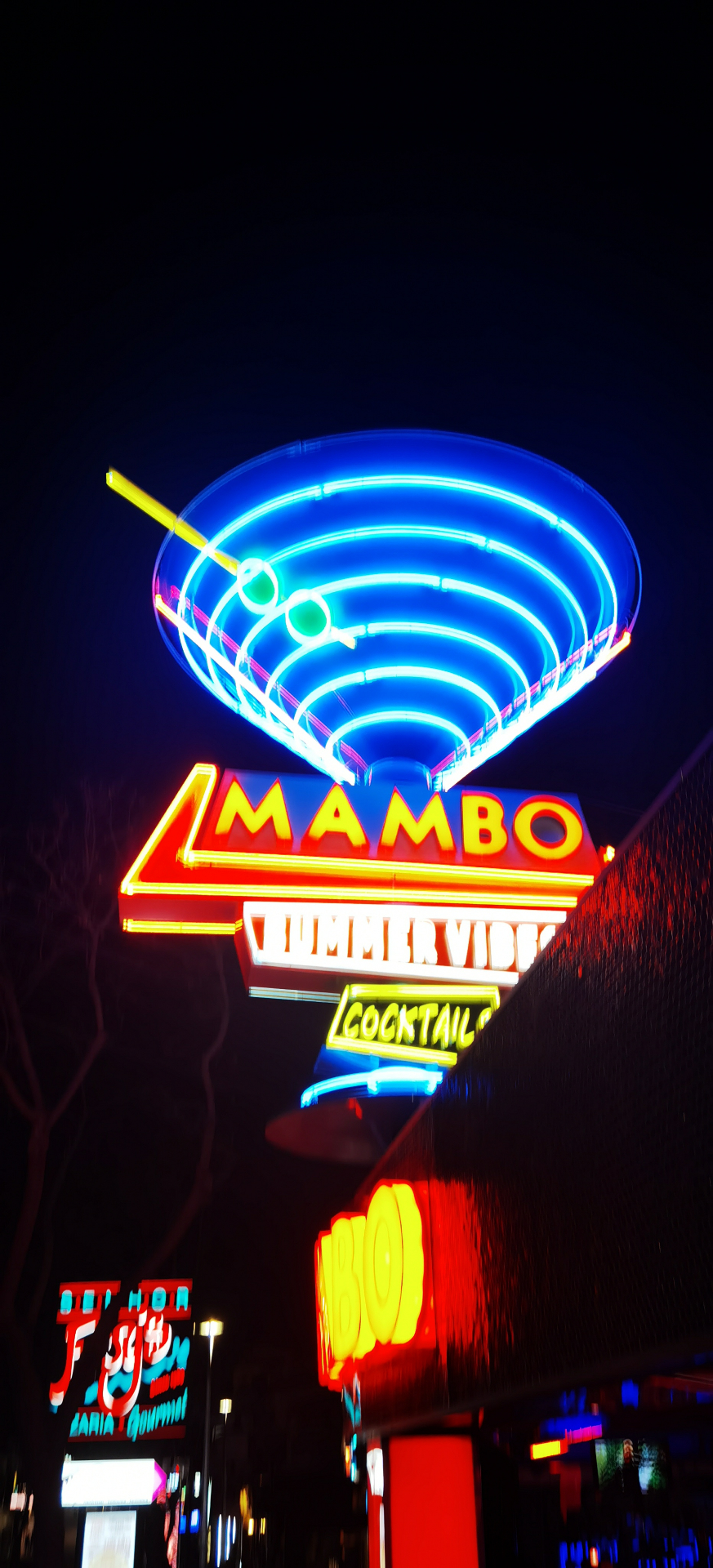 Enseigne lumineuse Mambo à Albufeira de nuit