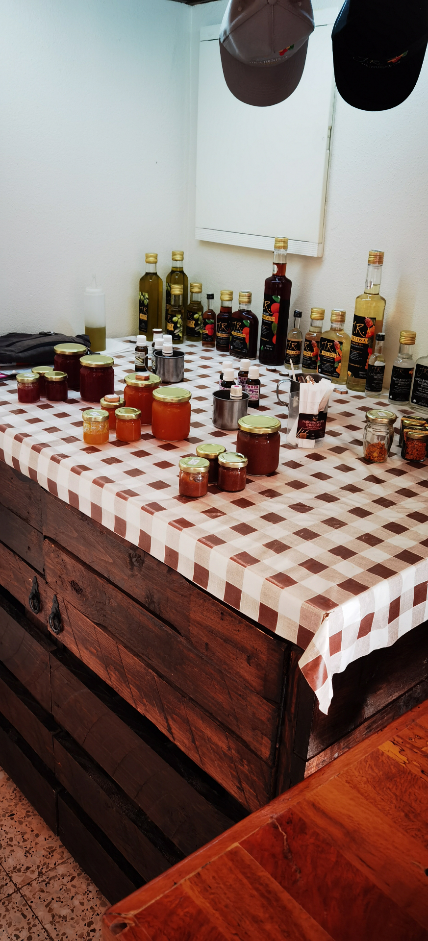 Table de dégustation de produits locaux dans l’Algarve