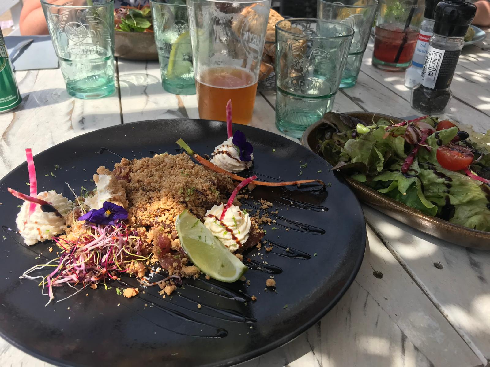 Tartare de thon en crumble et salade fraîche sur la terrasse du Chiringuito à Vias