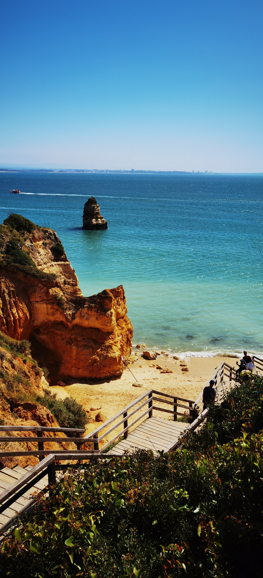 Falaises dorées et eau turquoise à Lagos, en Algarve