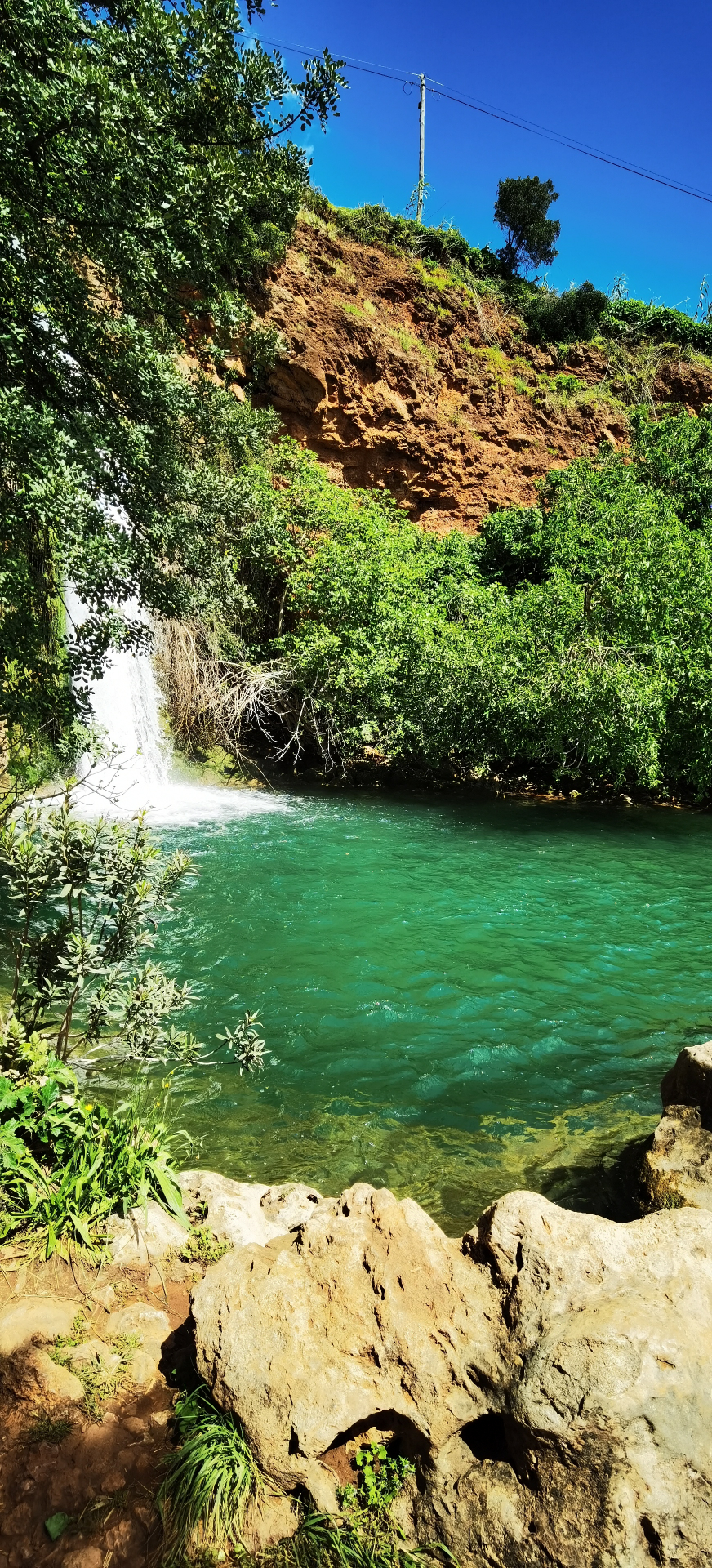 Cascade et bassin turquoise dans l’arrière-pays de l’Algarve