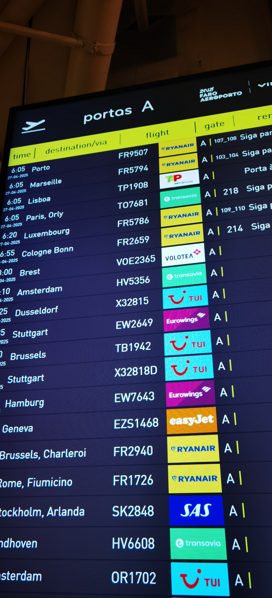 Panneau d’embarquement à l’aéroport du Portugal au moment du retour