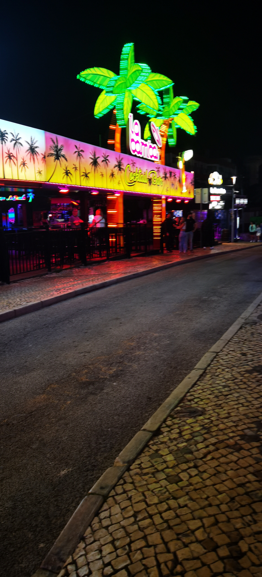 Enseigne La Bamba à Albufeira de nuit