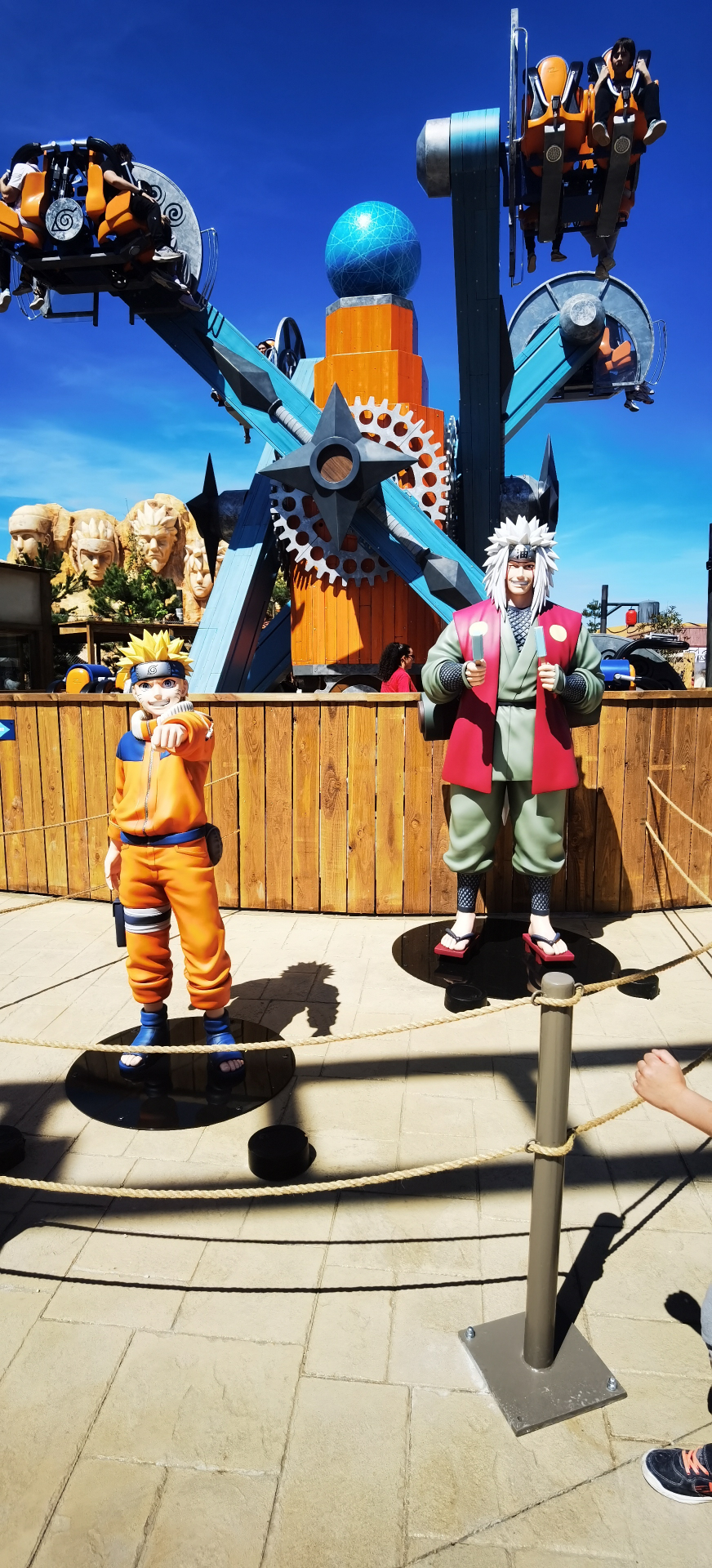 Statues de Naruto et Jiraiya devant l'attraction Rasengan Chakra Rotation à Konoha Land