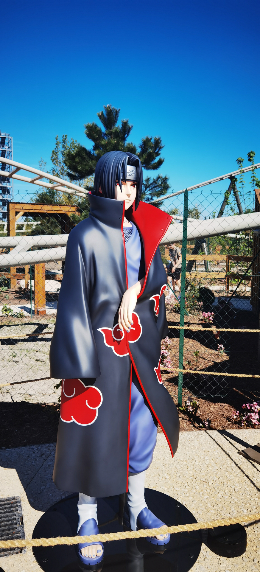 Statue grandeur nature d'Itachi Uchiwa dans la zone Naruto Konoha Land du Parc Spirou