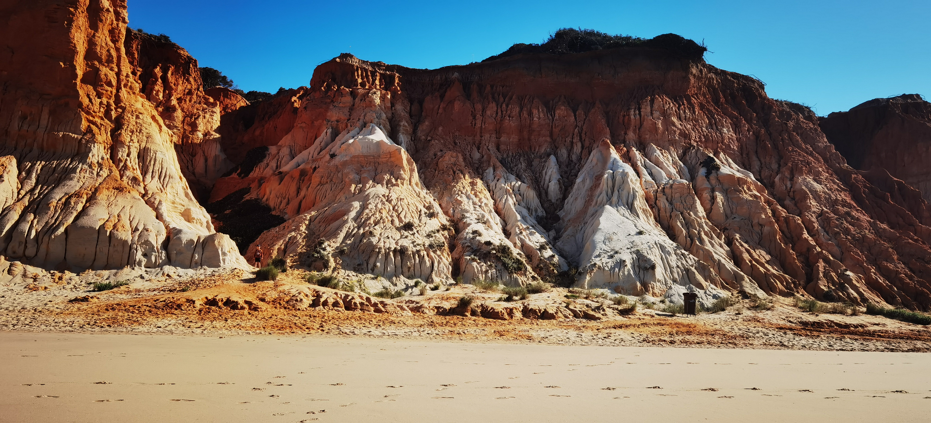 Falaises ocre et blanches de la Praia da Falésia en Algarve