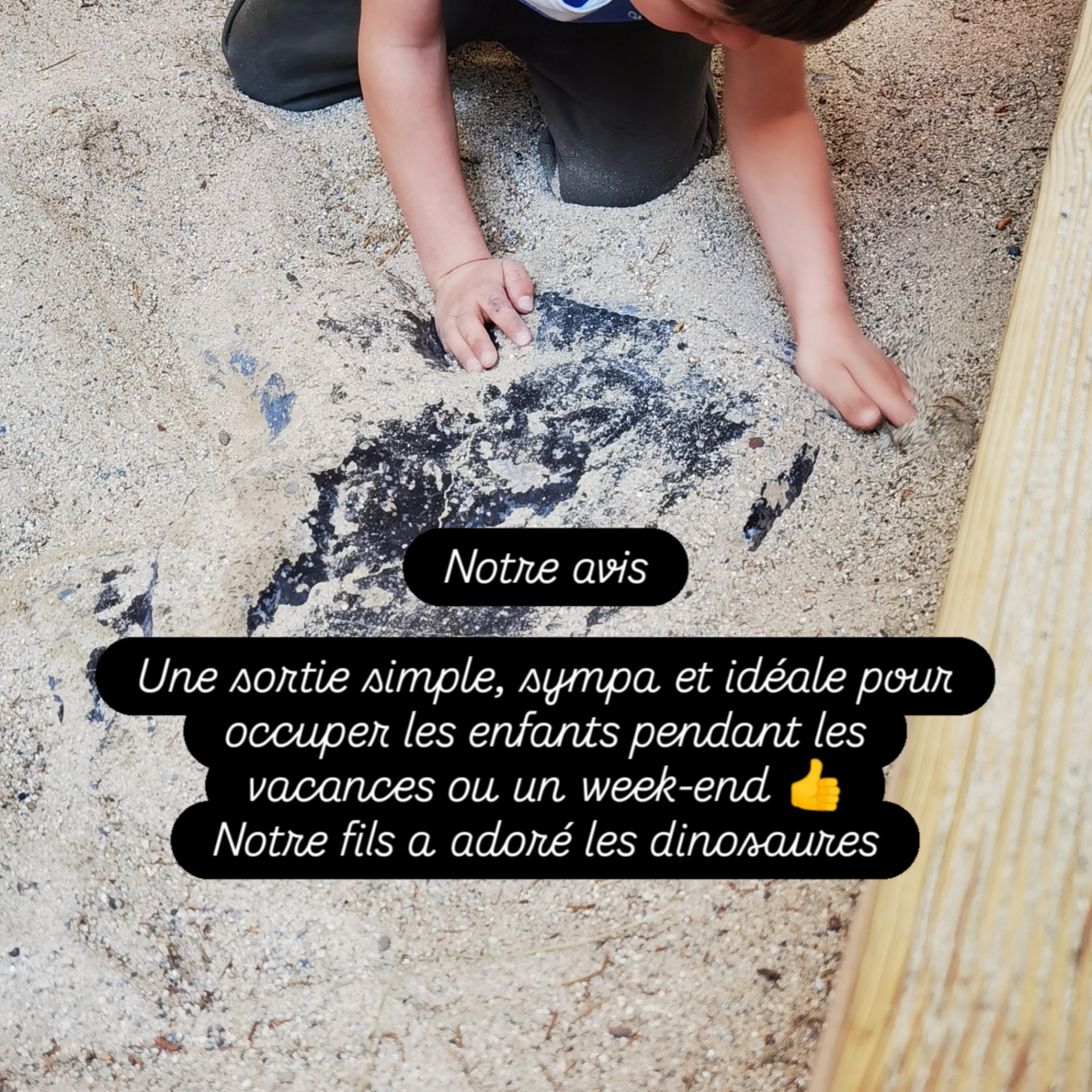 Notre fils découvre une empreinte de dinosaure dans le sable au Musée-Parc des Dinosaures de Mèze