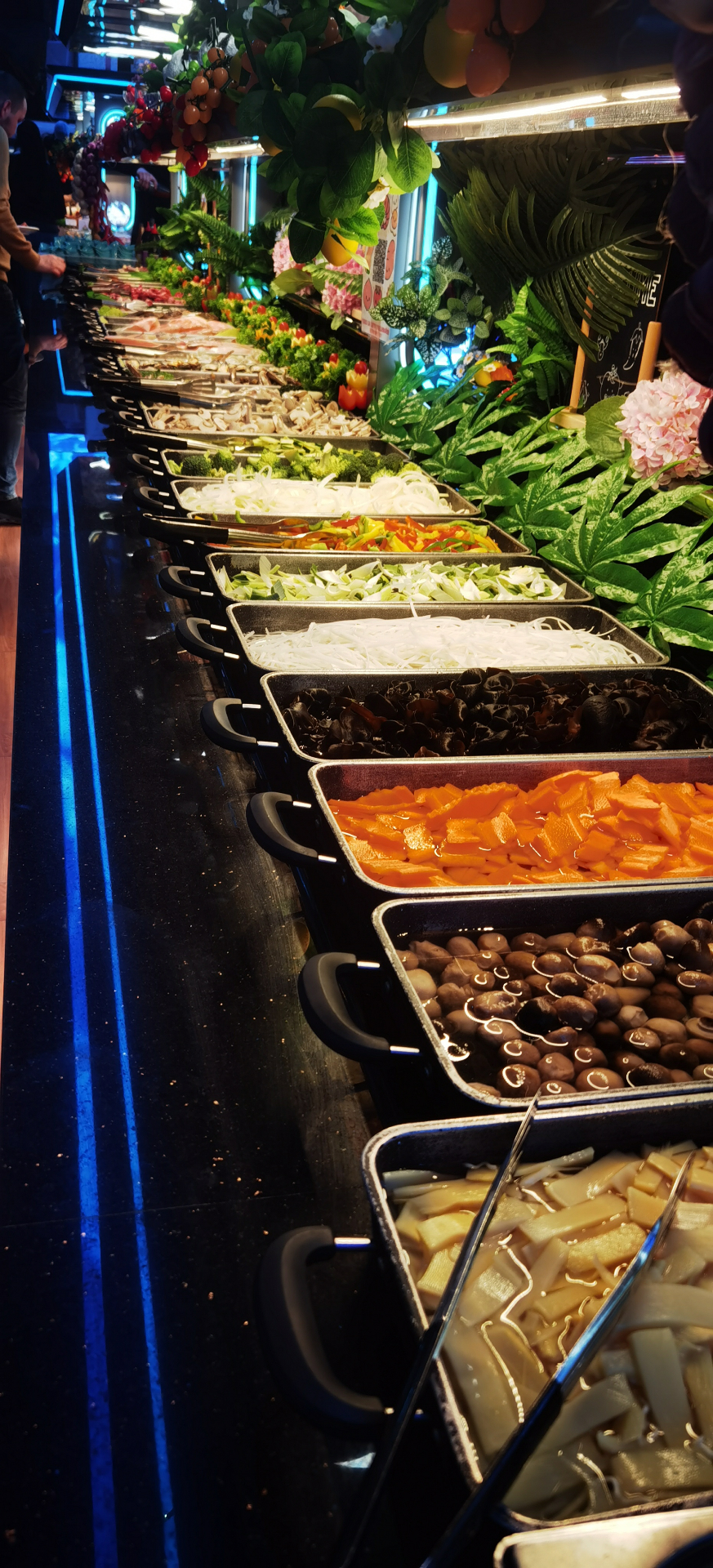 Buffet de légumes frais et variés au restaurant Le Pacific à Vias