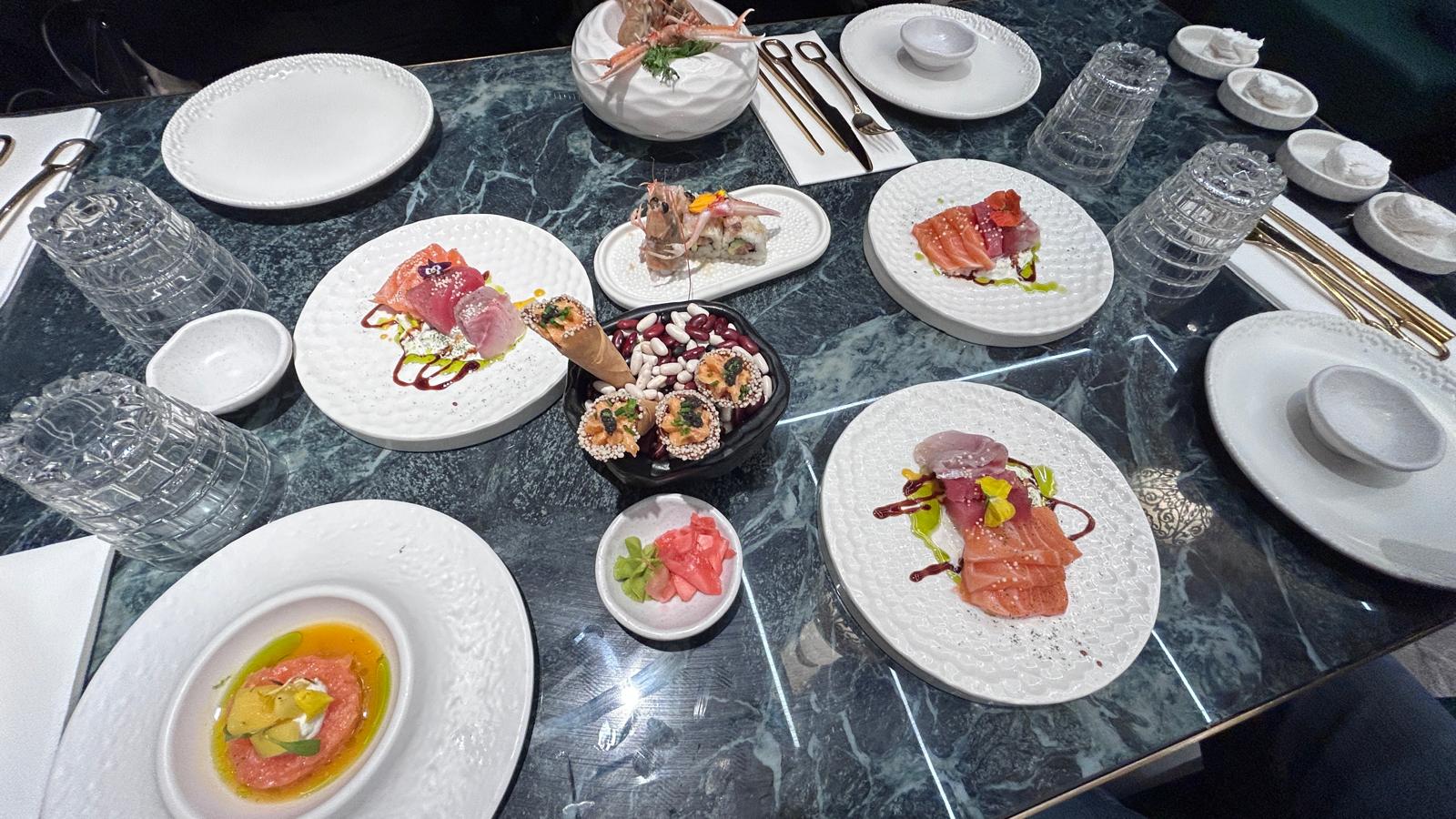 Plateau de sushis, sashimis et tartares de saumon et thon au restaurant Le YOLO à Villeneuve-lès-Béziers