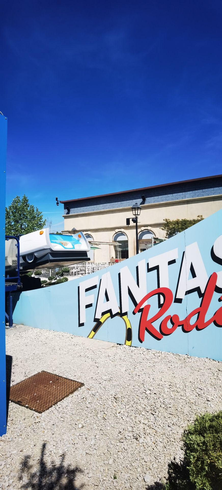 Attraction Fantasio Rodéo au Parc Spirou avec sa fresque colorée