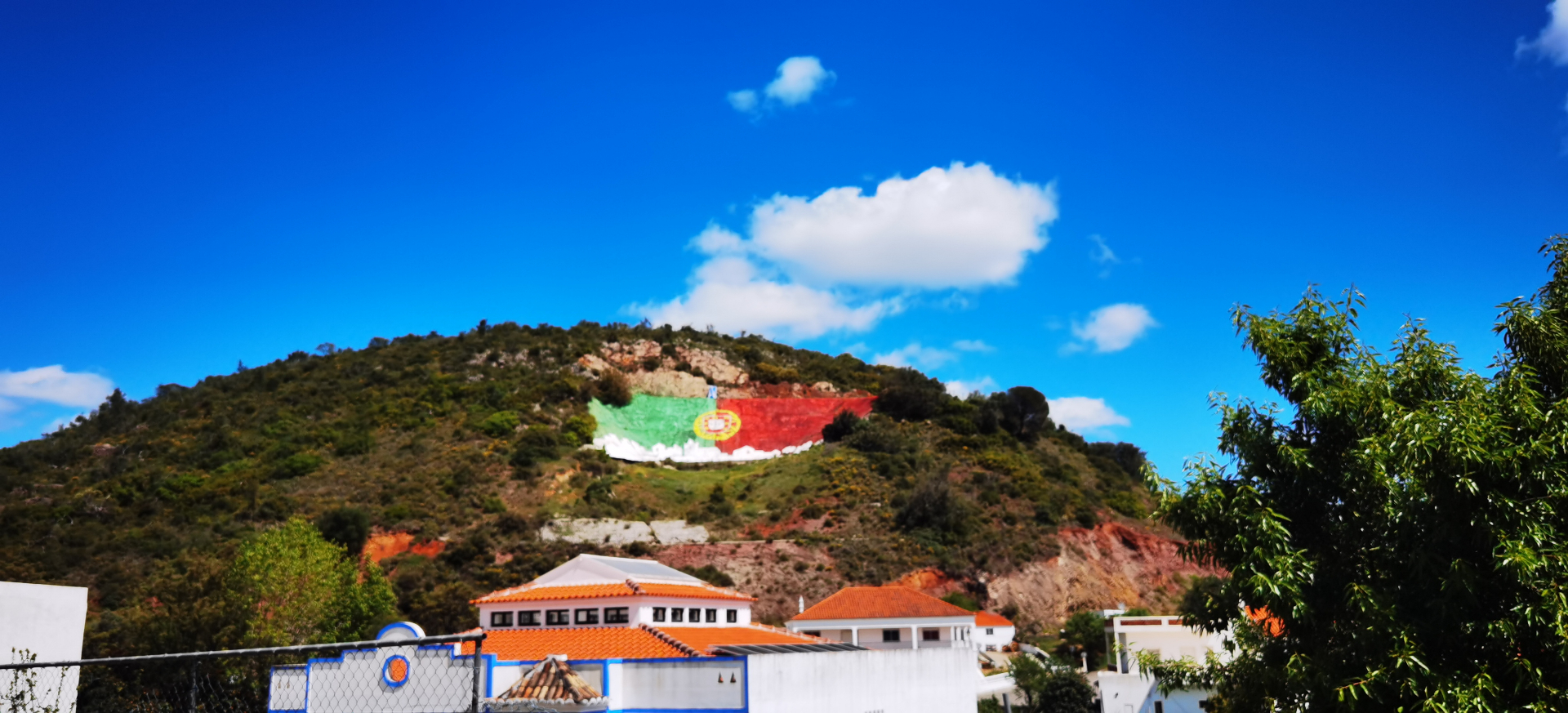 Colline peinte aux couleurs du Portugal dans l’arrière-pays de l’Algarve