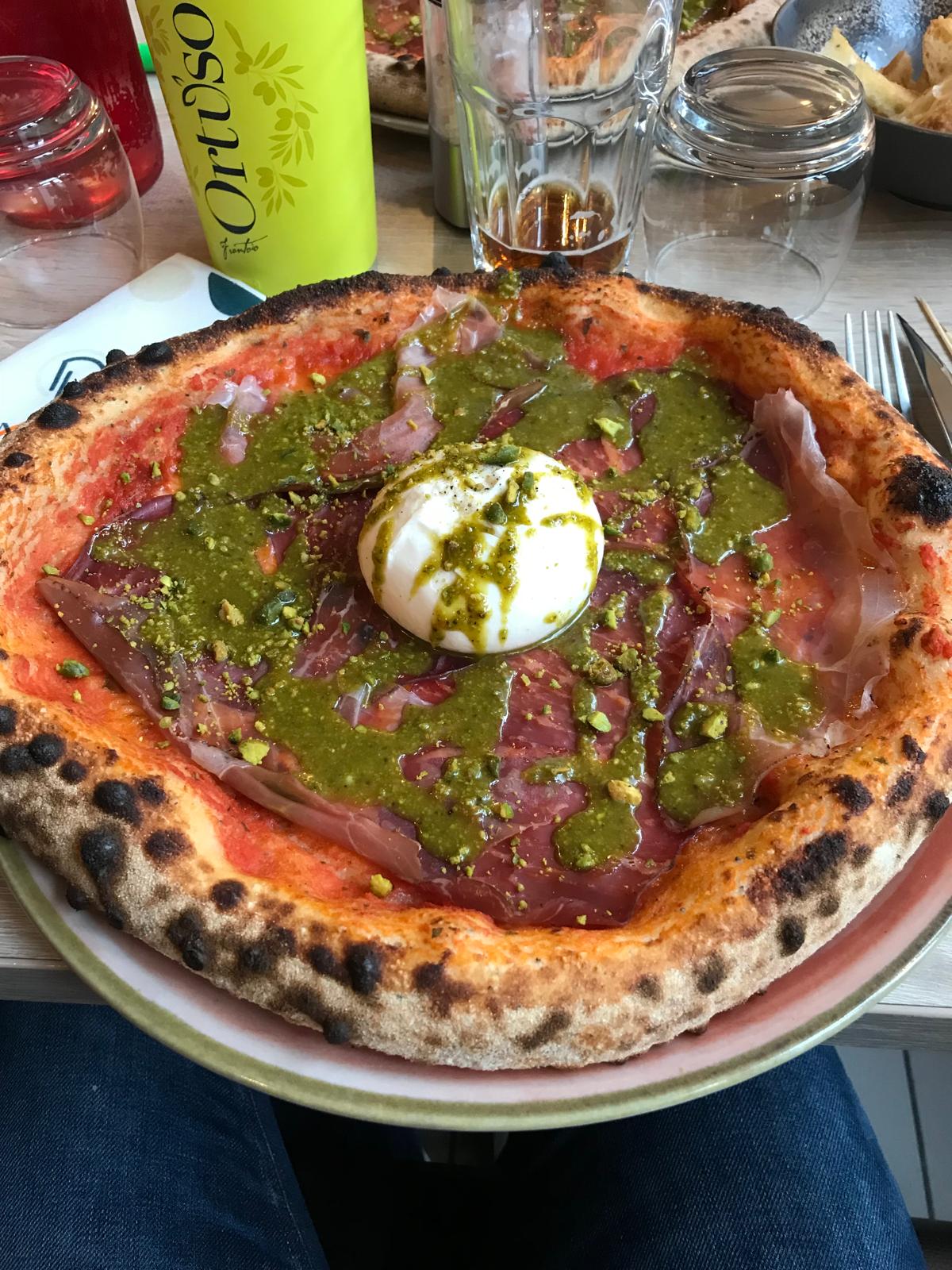 Pizza napolitaine au jambon cru, burrata et pesto de pistache chez Donna Louisa à Cers