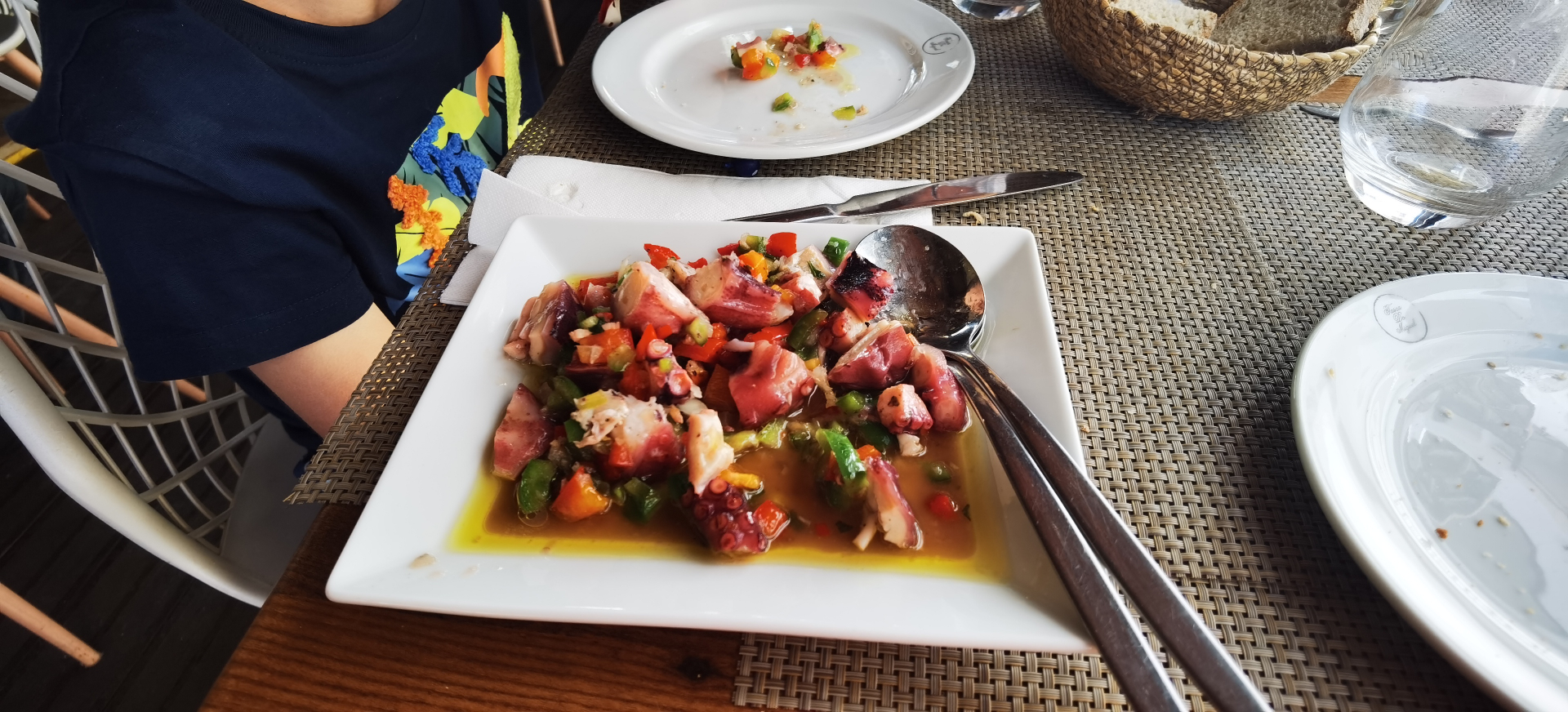 Salade de poulpe servie au restaurant en Algarve
