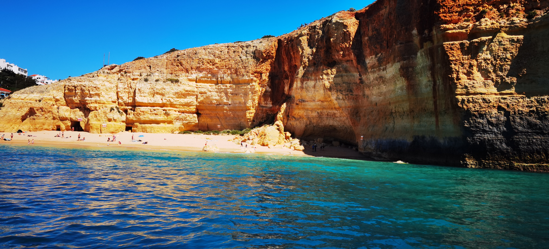 Plage et falaises de Benagil en Algarve