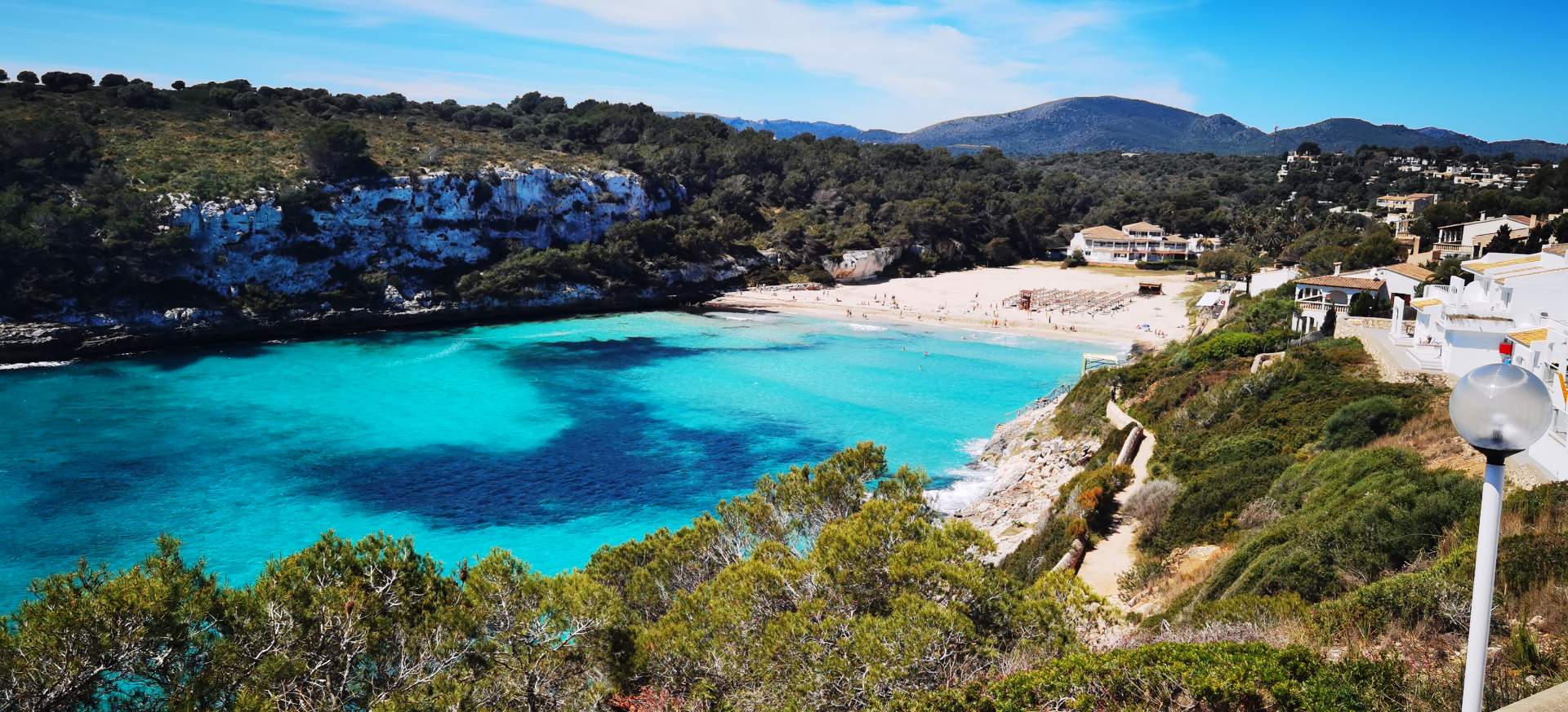 Cala Romántica à Majorque : grande baie en arc de cercle, sable clair et eaux turquoise