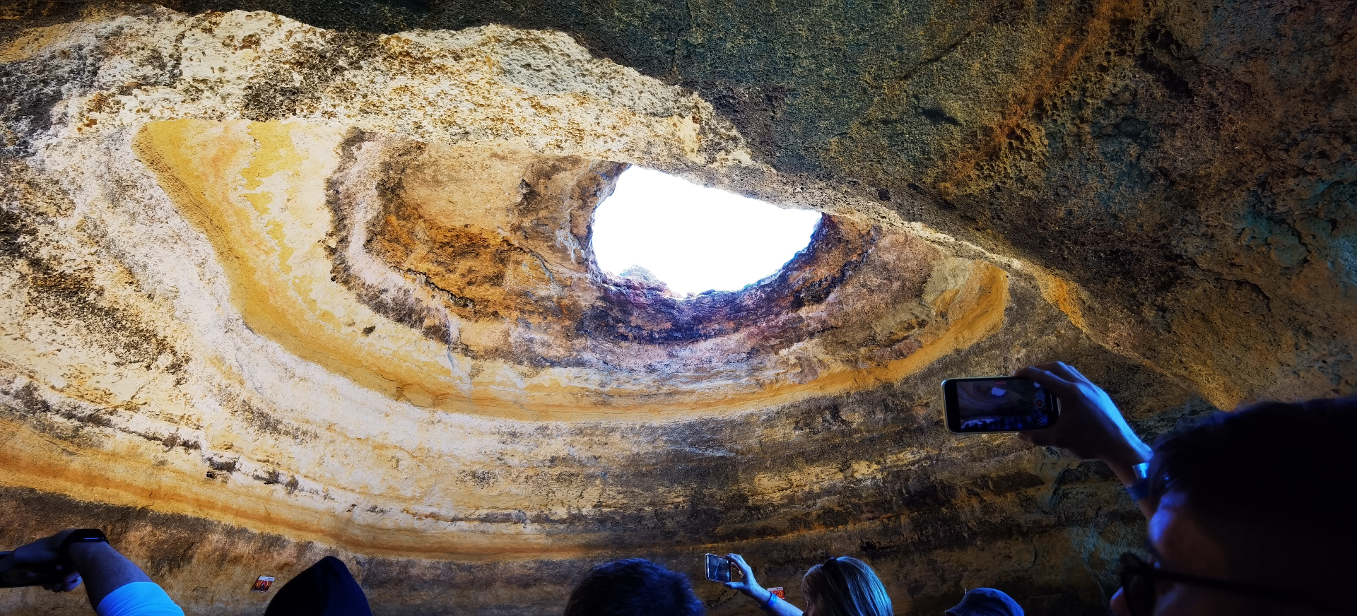 Ouverture de la grotte de Benagil vue depuis l’intérieur