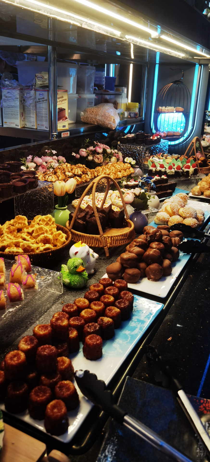 Buffet de desserts maison — cannelés, gaufres, profiteroles — au Pacific de Vias
