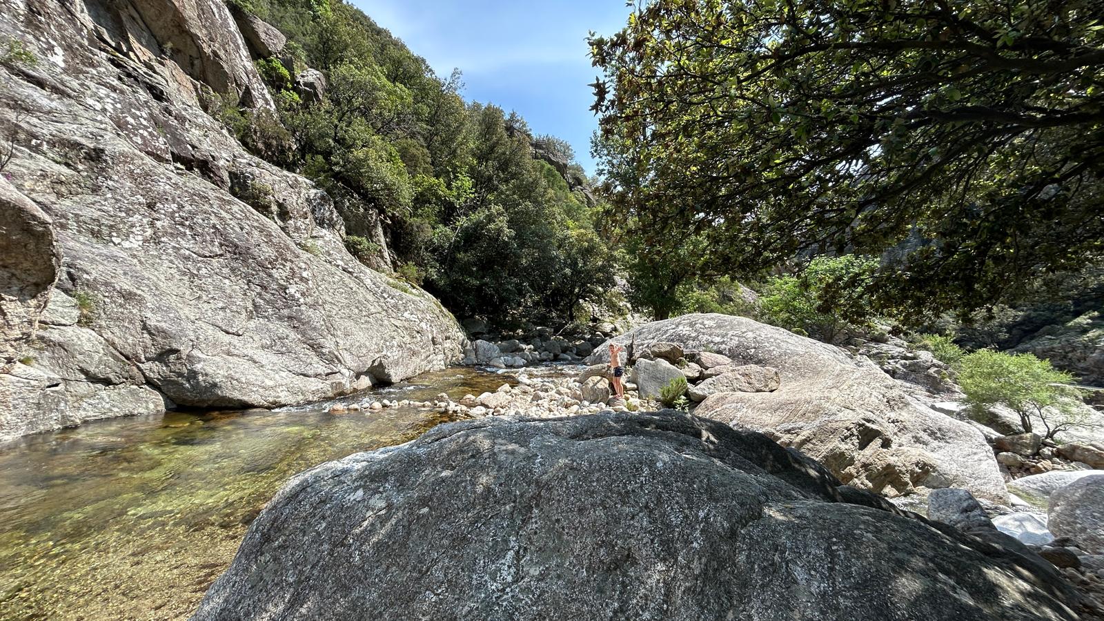 Vasque naturelle des Gorges d'Héric, eau claire entre les rochers